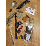 Militaria/Collectables : includes penknives, badge