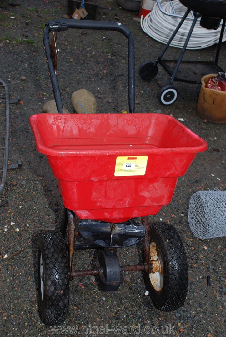 A push along gritter on pneumatic tyres.