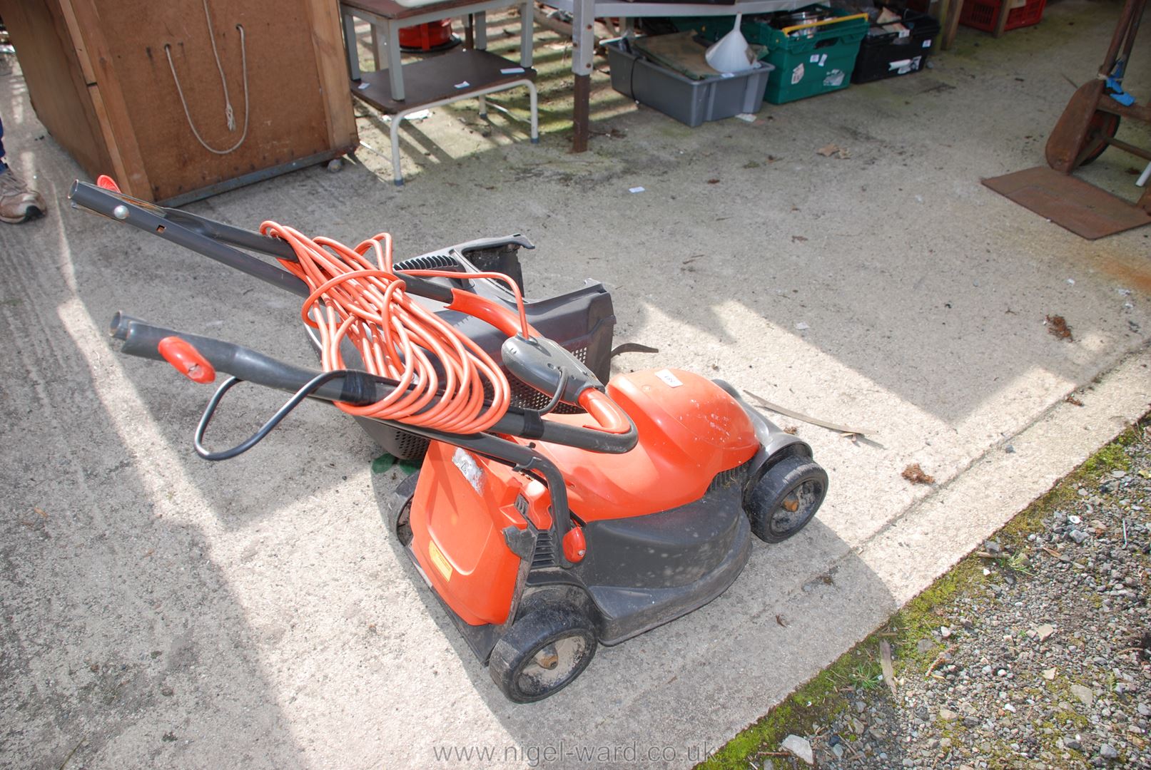 Small electric Flymo Easimo lawn mower and box - Image 4 of 4