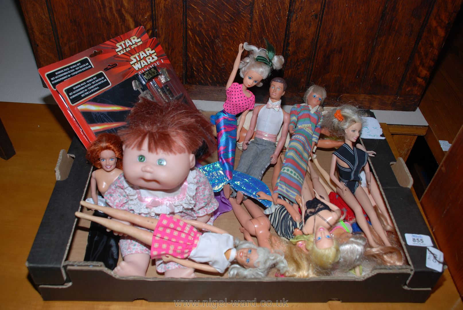 A box of dolls, Star-Wars and stationery sets.