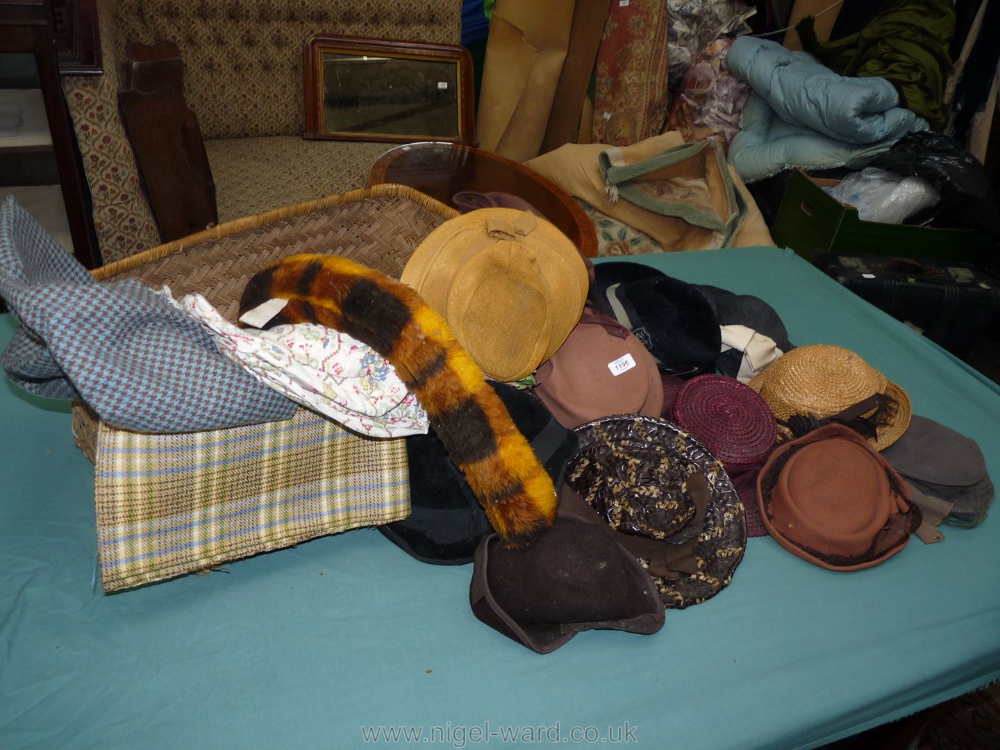 A 1940's basket of vintage ladies Sunday hats - Image 2 of 2