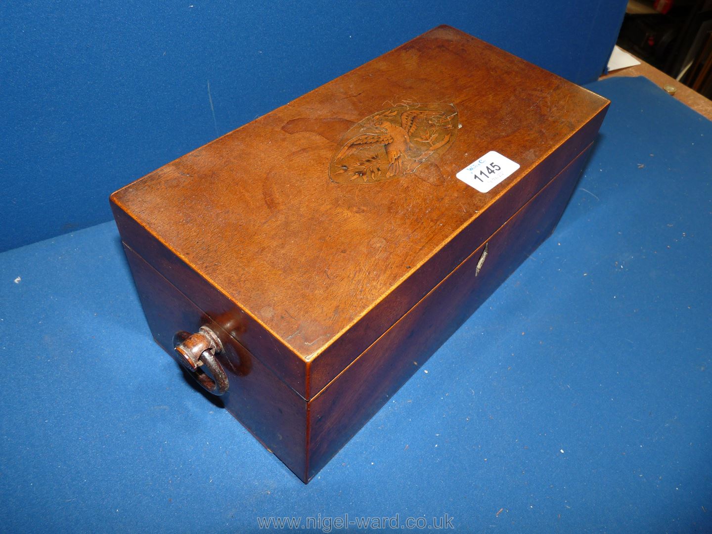 An Edwardian Walnut Tea Caddy with oval inlay to the lid with dove detail and lid opening to reveal - Image 4 of 4