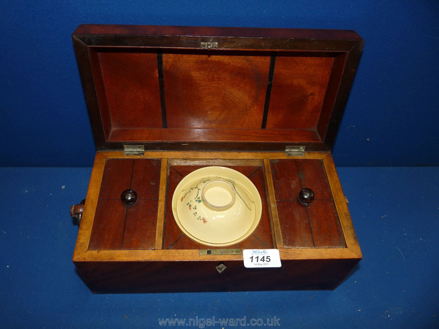 An Edwardian Walnut Tea Caddy with oval inlay to the lid with dove detail and lid opening to reveal - Image 2 of 4