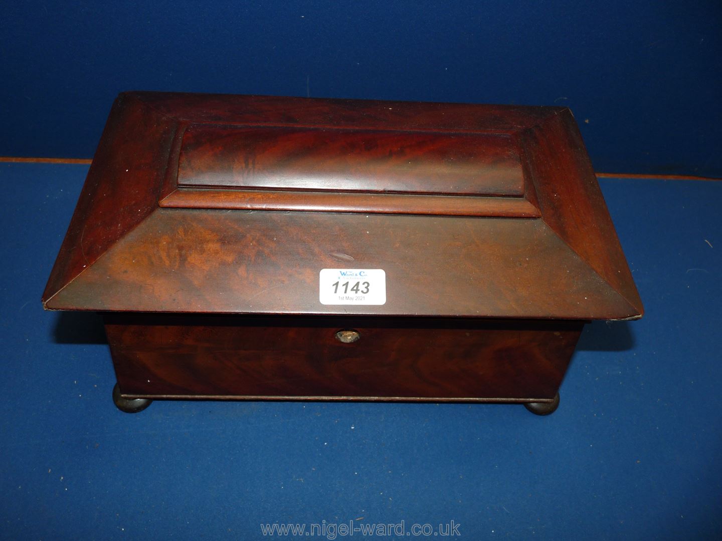 A large Mahogany sarcophagus Tea Caddy on bun feet with central compartment having a mixing bowl of - Image 3 of 6