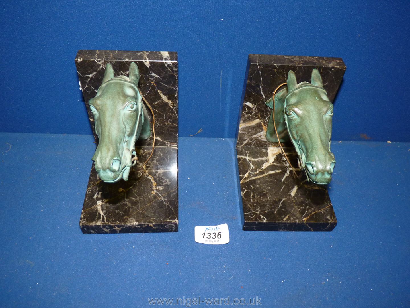 A pair of marble harnessed horse head bookends - Image 2 of 3