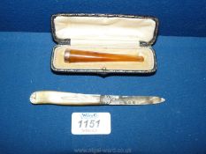 A cased 9ct gold and Amber cheroot holder and a silver bladed, mother of pearl handled Fruit Knife,