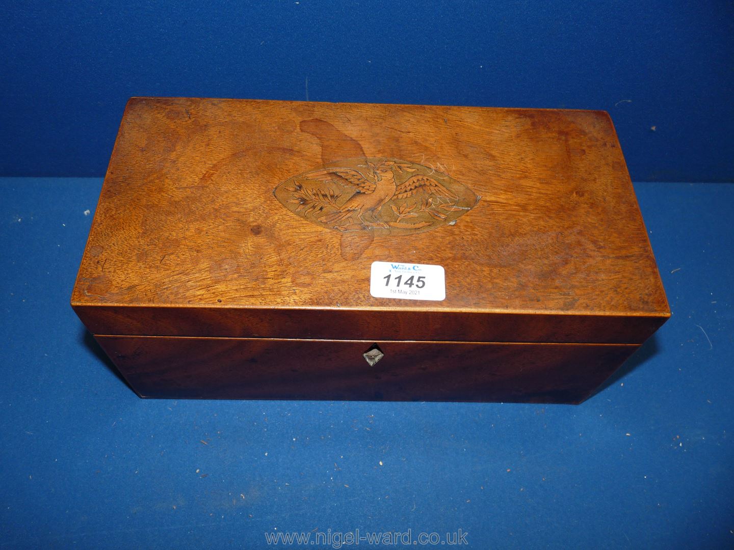 An Edwardian Walnut Tea Caddy with oval inlay to the lid with dove detail and lid opening to reveal - Image 3 of 4