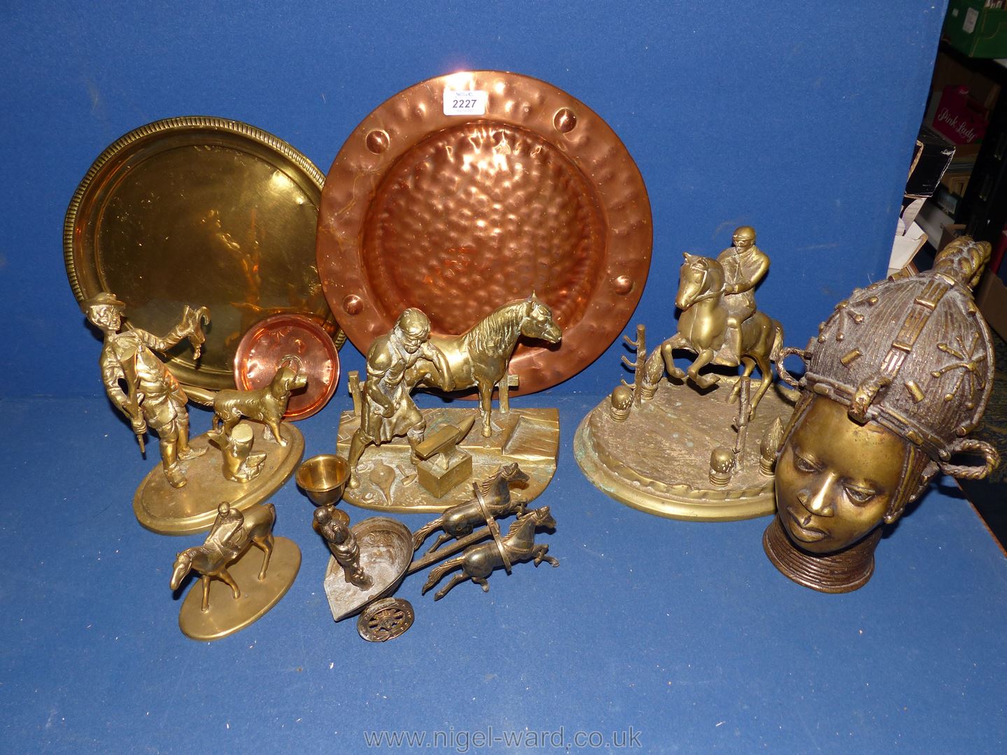 A quantity of metals including horse jumping, blacksmith with a horse, gun dog statue,