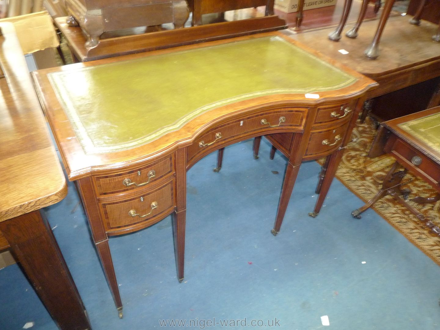 A lovely circa 1900 serpentine fronted Writing Table in Mahogany and other wood with light and - Image 3 of 3
