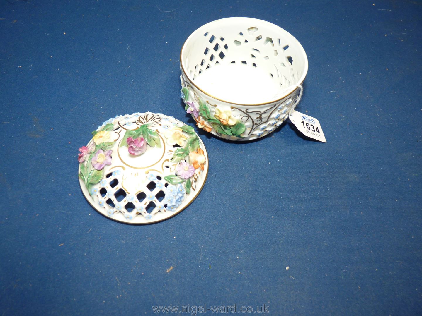 An exquisite Dresden lidded pot with pastel coloured encrusted flowers and lattice work panels - Image 2 of 2