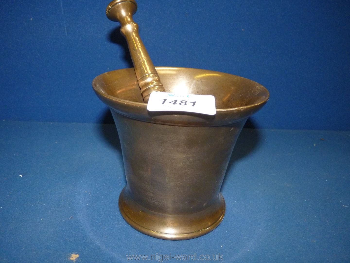 A fine old bell metal Pestle & Mortar, shiny from use, - Image 4 of 6