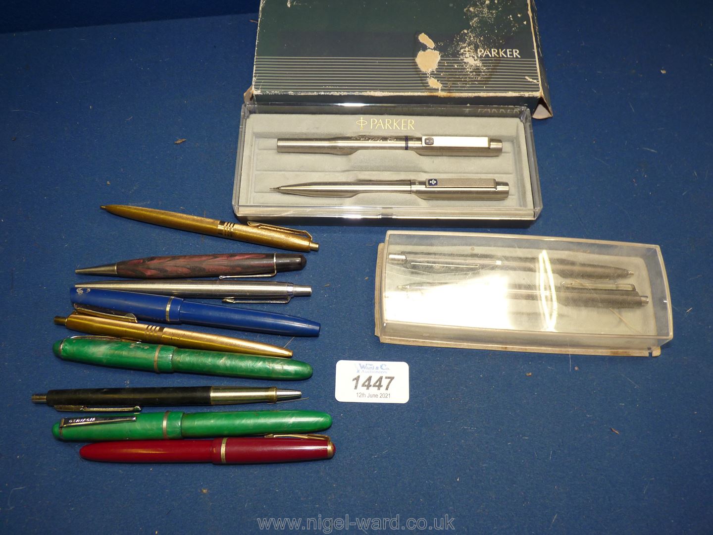 A tray of Osmiroid, Parker and other fountain pens and biro's. - Image 3 of 3