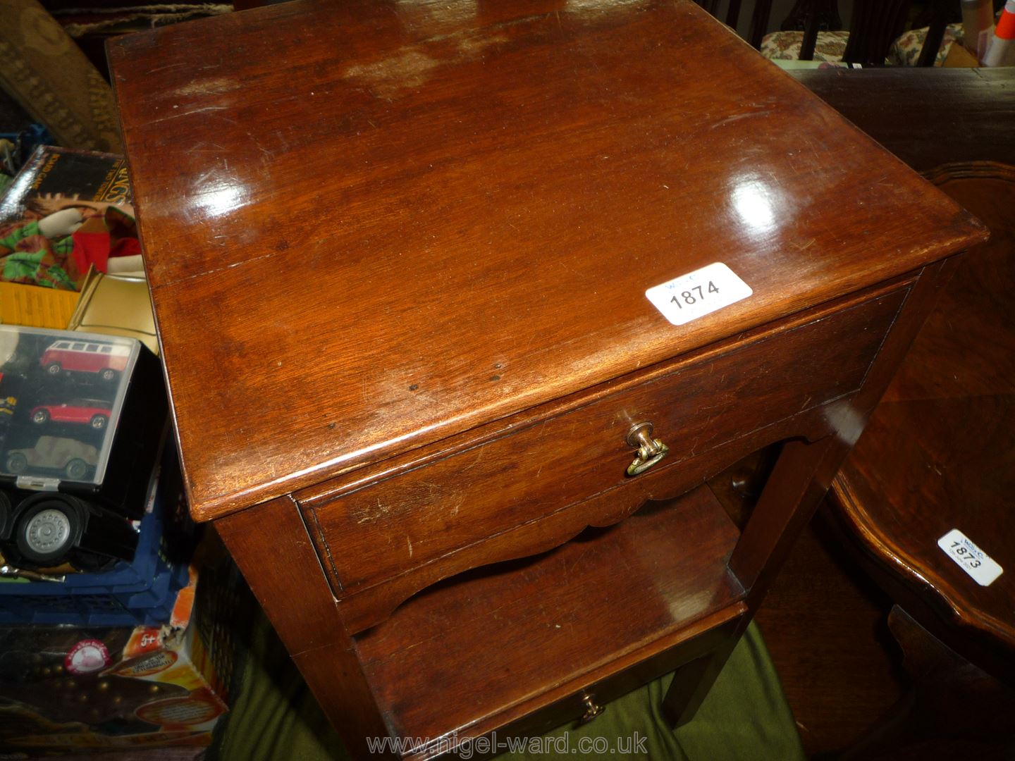 A Mahogany campaign Bedside Table of traditional Georgian design having a frieze drawer and a lower - Image 3 of 4