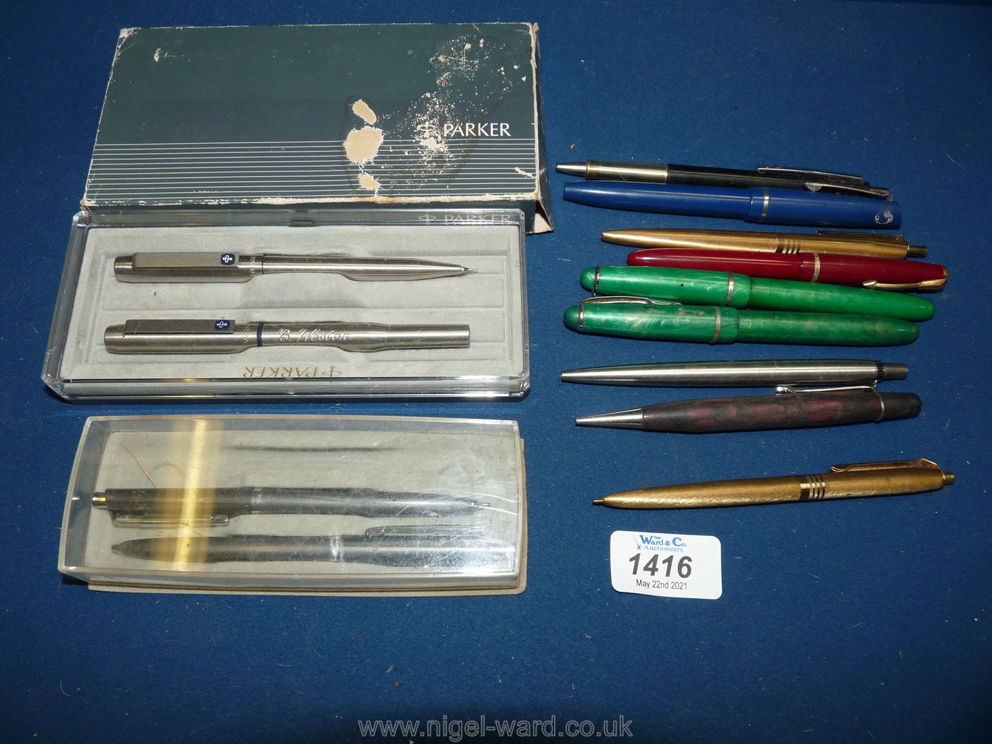 A tray of Osmiroid, Parker and other fountain pens and biro's.