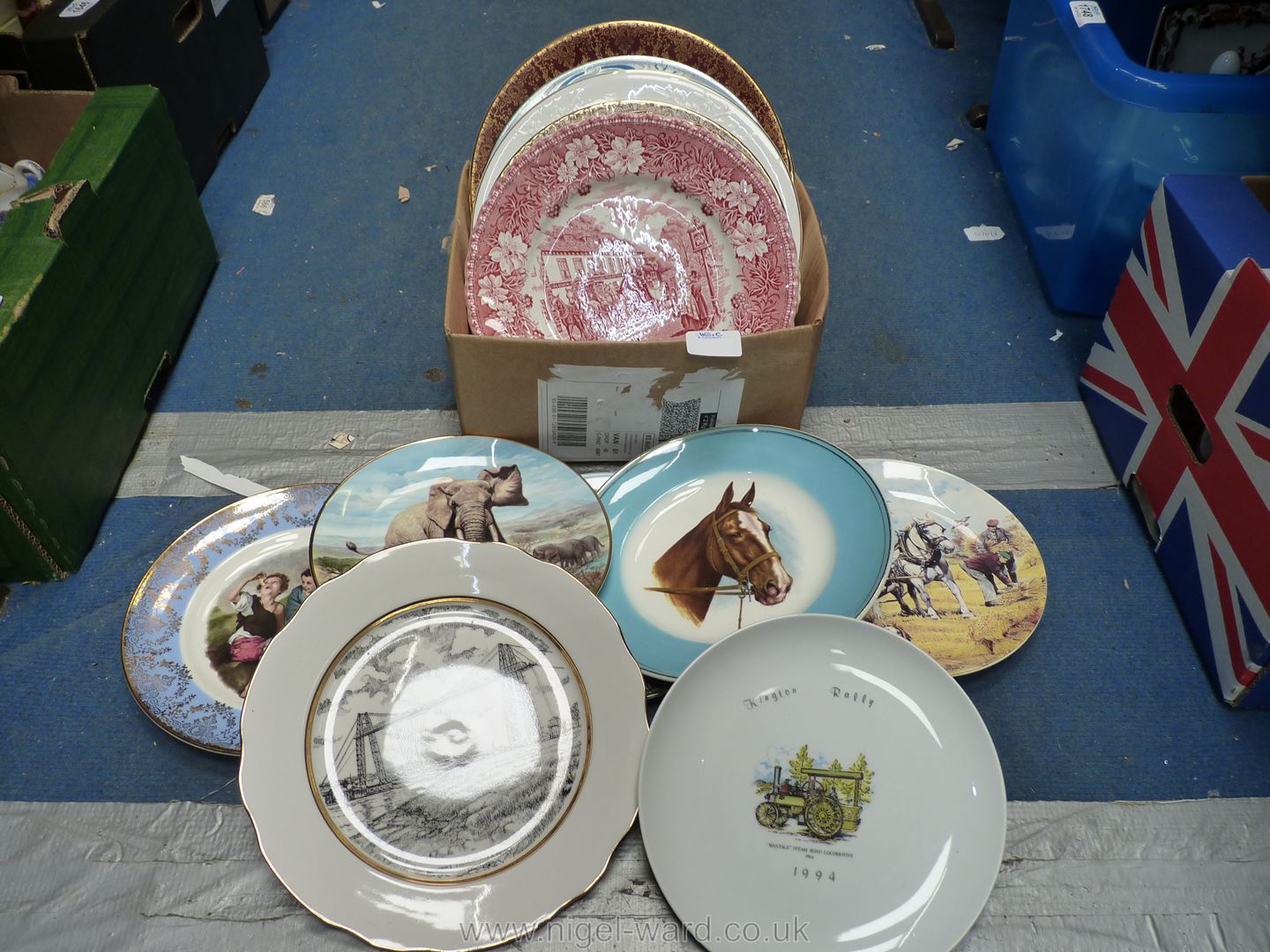 A quantity of plates including Coalport and Wedgwood display plates, etc.