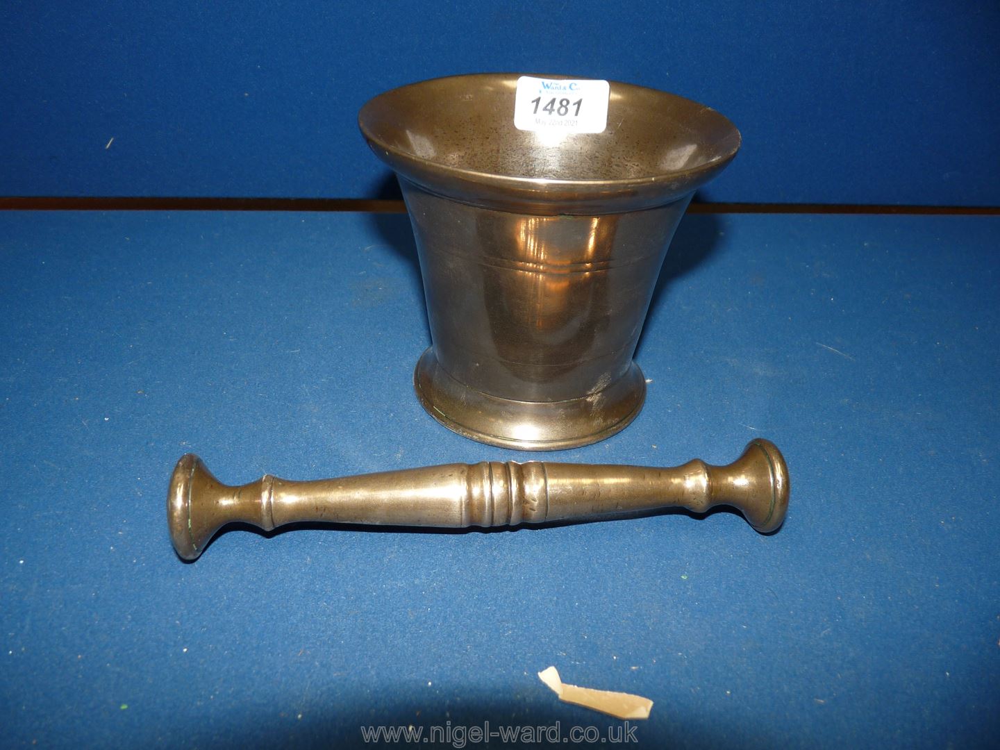 A fine old bell metal Pestle & Mortar, shiny from use, - Image 3 of 6