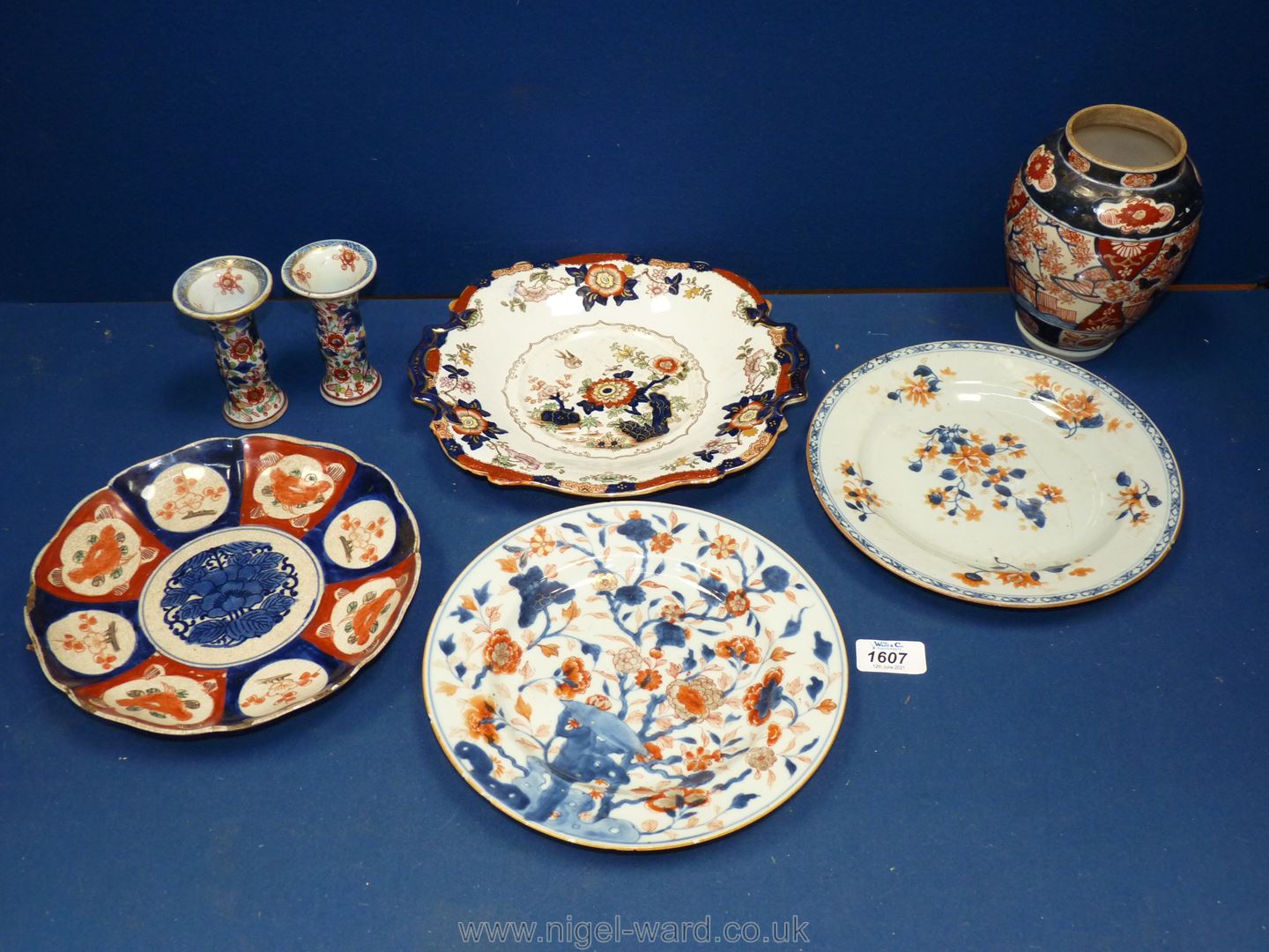 A box of various antique Japanese and Chinese Imari wares including a pretty pair of 19th c.