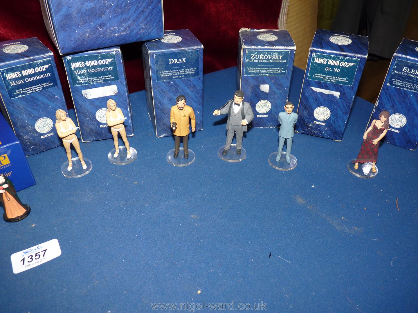 A tray of figures: Henry VIII and his wives (boxed) and James Bond 007. - Image 3 of 3