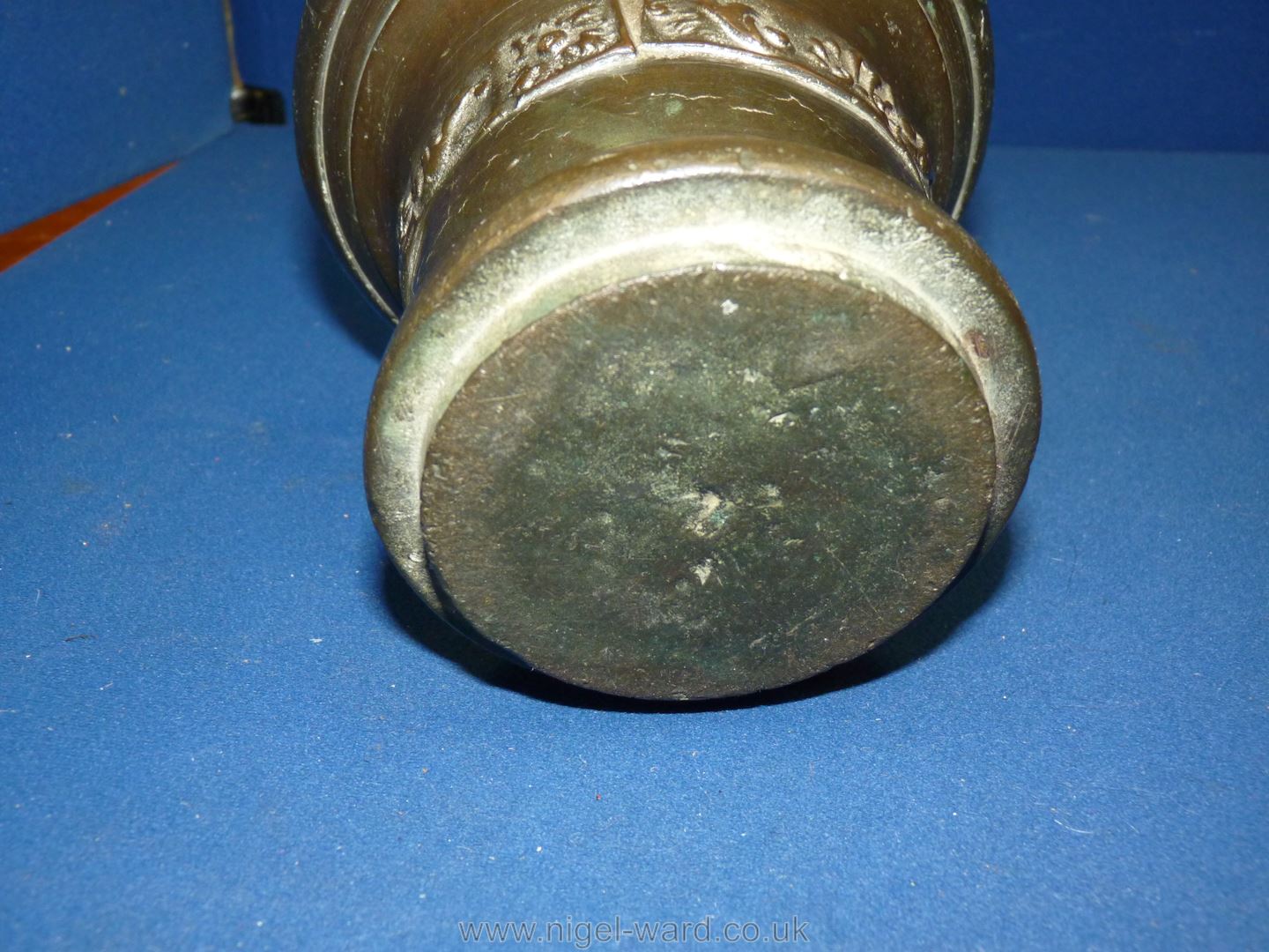 A rare Whitechapel bronze mortar cast with panels of scallops shells and scrolls: Bartlet factory - Image 5 of 5