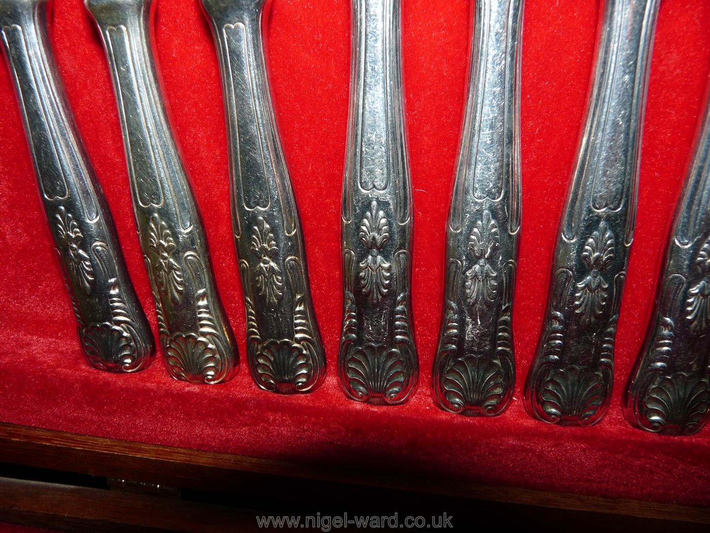 A boxed canteen of Newbridge Cutlery in Kings pattern, three teaspoons missing. - Image 9 of 15