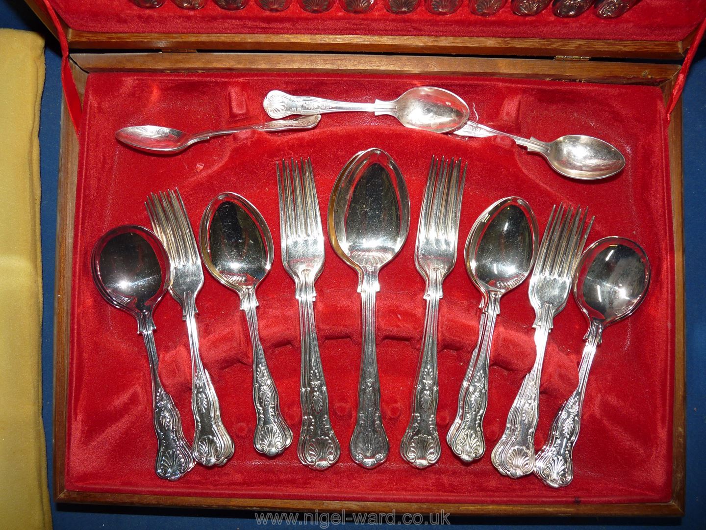 A boxed canteen of Newbridge Cutlery in Kings pattern, three teaspoons missing. - Image 3 of 15