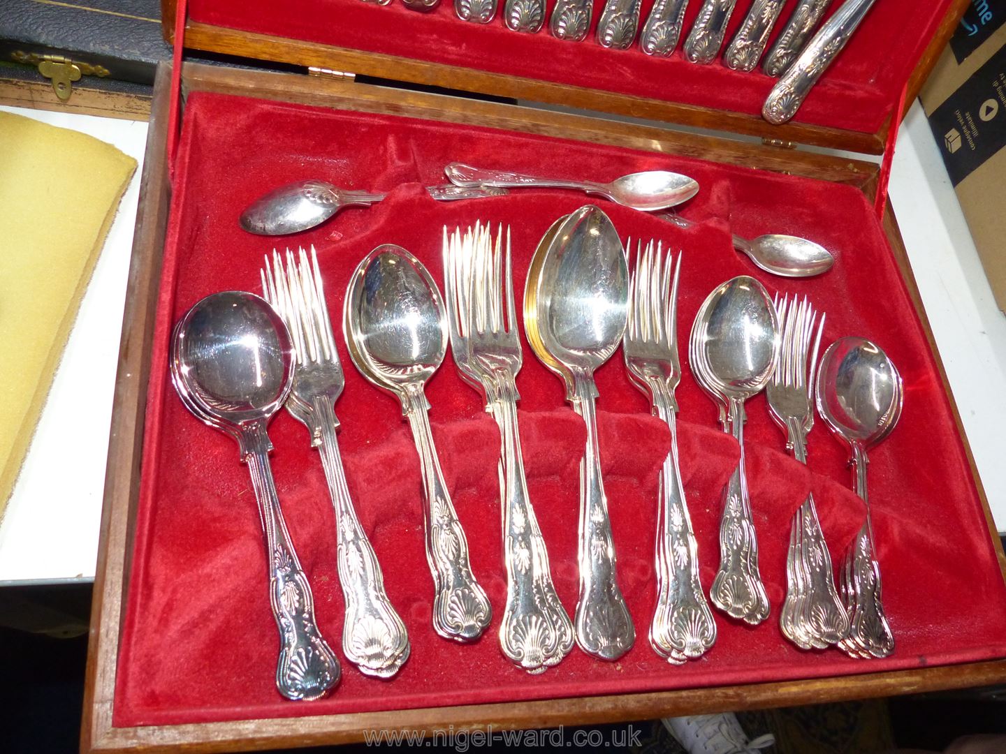 A boxed canteen of Newbridge Cutlery in Kings pattern, three teaspoons missing. - Image 12 of 15