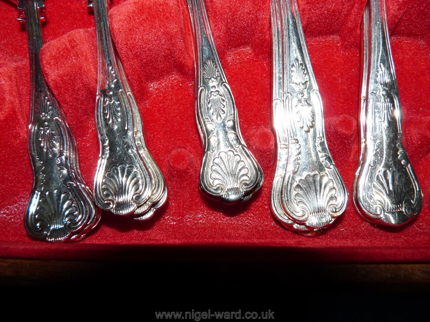 A boxed canteen of Newbridge Cutlery in Kings pattern, three teaspoons missing. - Image 4 of 15