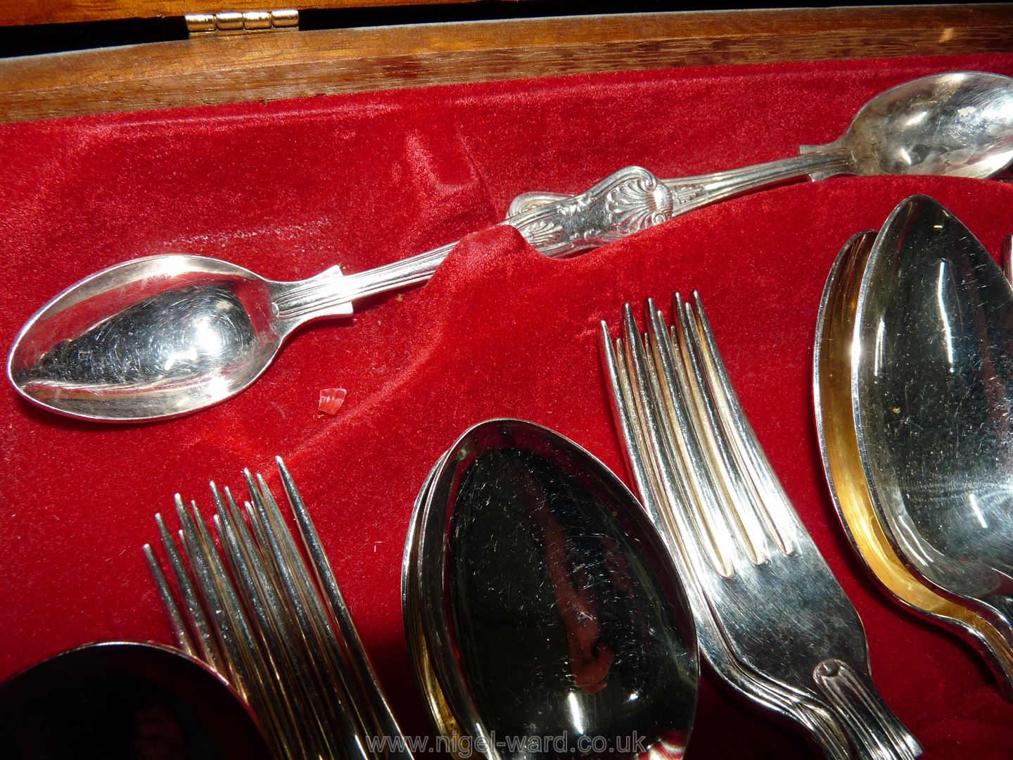 A boxed canteen of Newbridge Cutlery in Kings pattern, three teaspoons missing. - Image 7 of 15