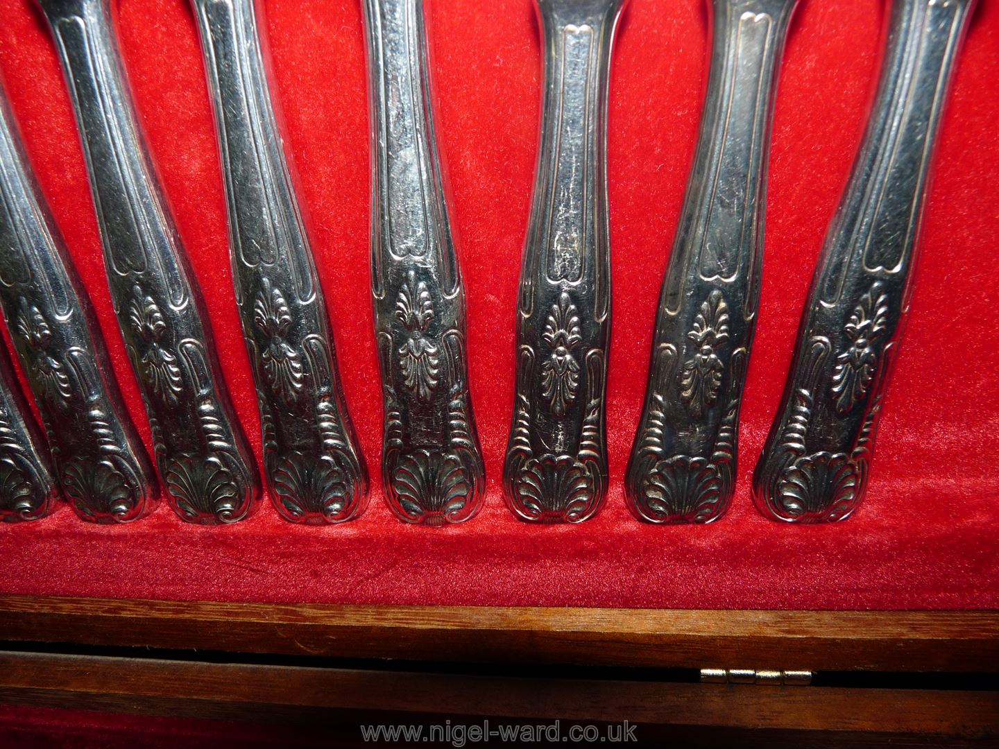 A boxed canteen of Newbridge Cutlery in Kings pattern, three teaspoons missing. - Image 8 of 15