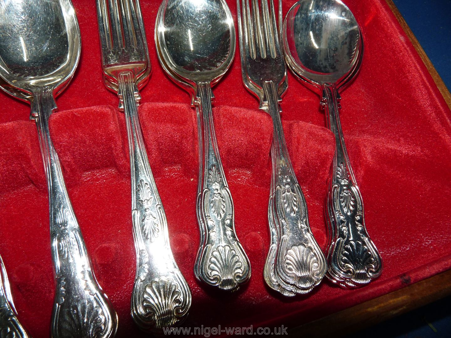 A boxed canteen of Newbridge Cutlery in Kings pattern, three teaspoons missing. - Image 5 of 15