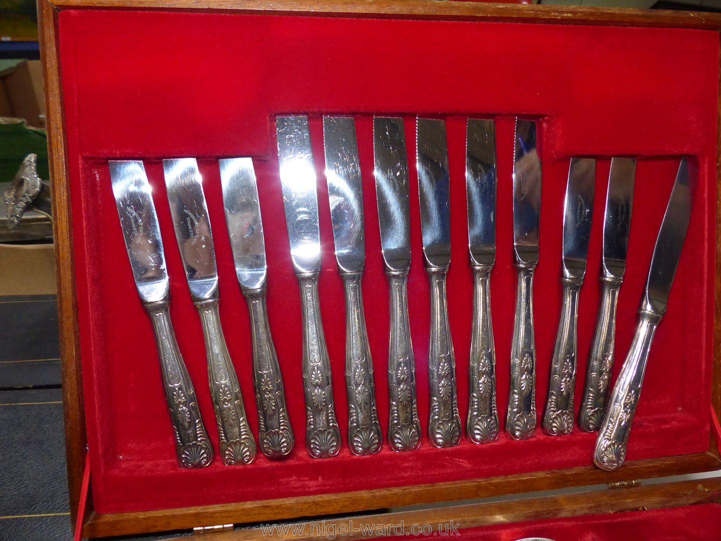 A boxed canteen of Newbridge Cutlery in Kings pattern, three teaspoons missing. - Image 13 of 15