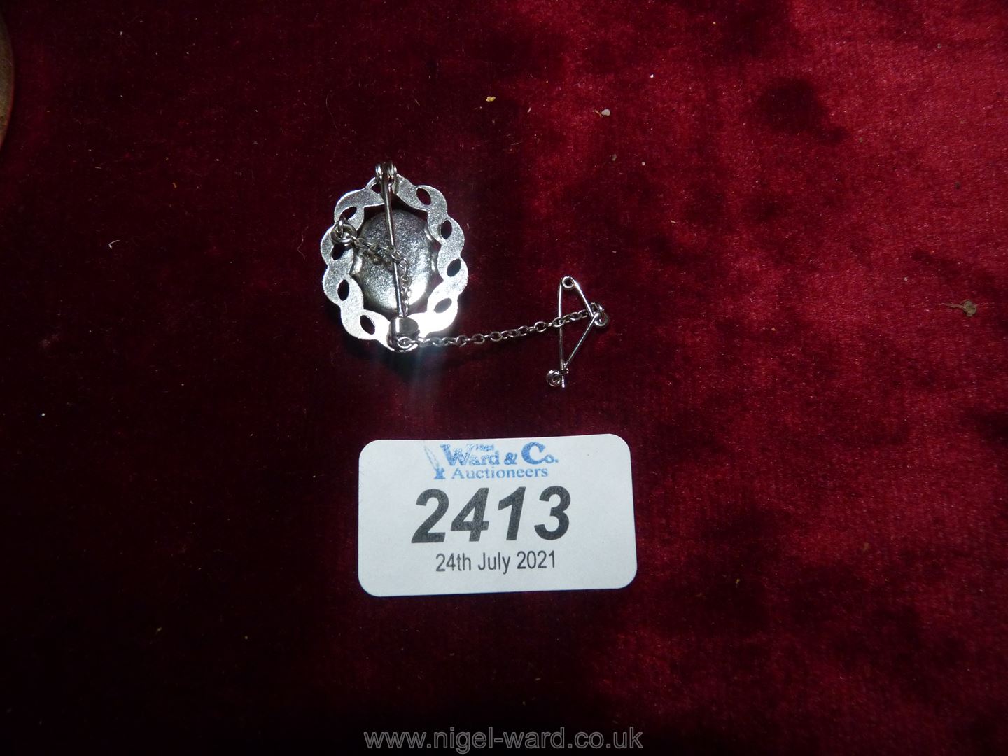 A small silver coloured trinket pot and lid with a claw set blue stoned brooch. - Image 3 of 3