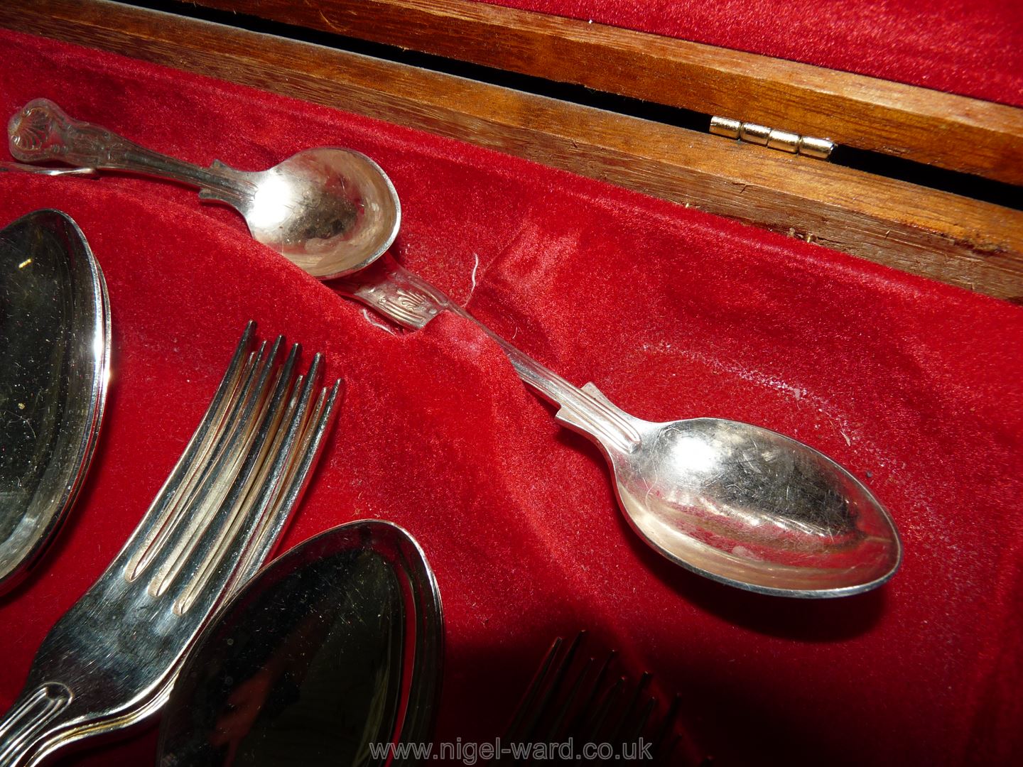 A boxed canteen of Newbridge Cutlery in Kings pattern, three teaspoons missing. - Image 6 of 15