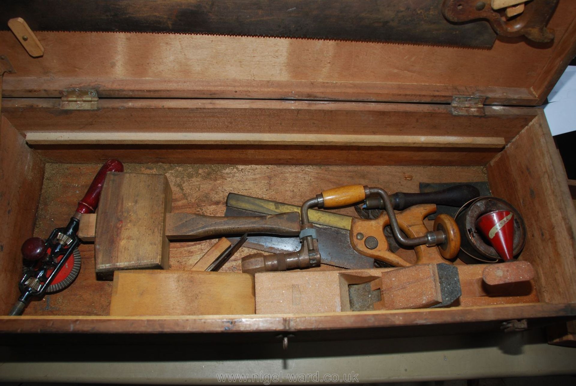 Carpenters tool box containing various saws, planes, mallets, drills etc. - Image 4 of 4