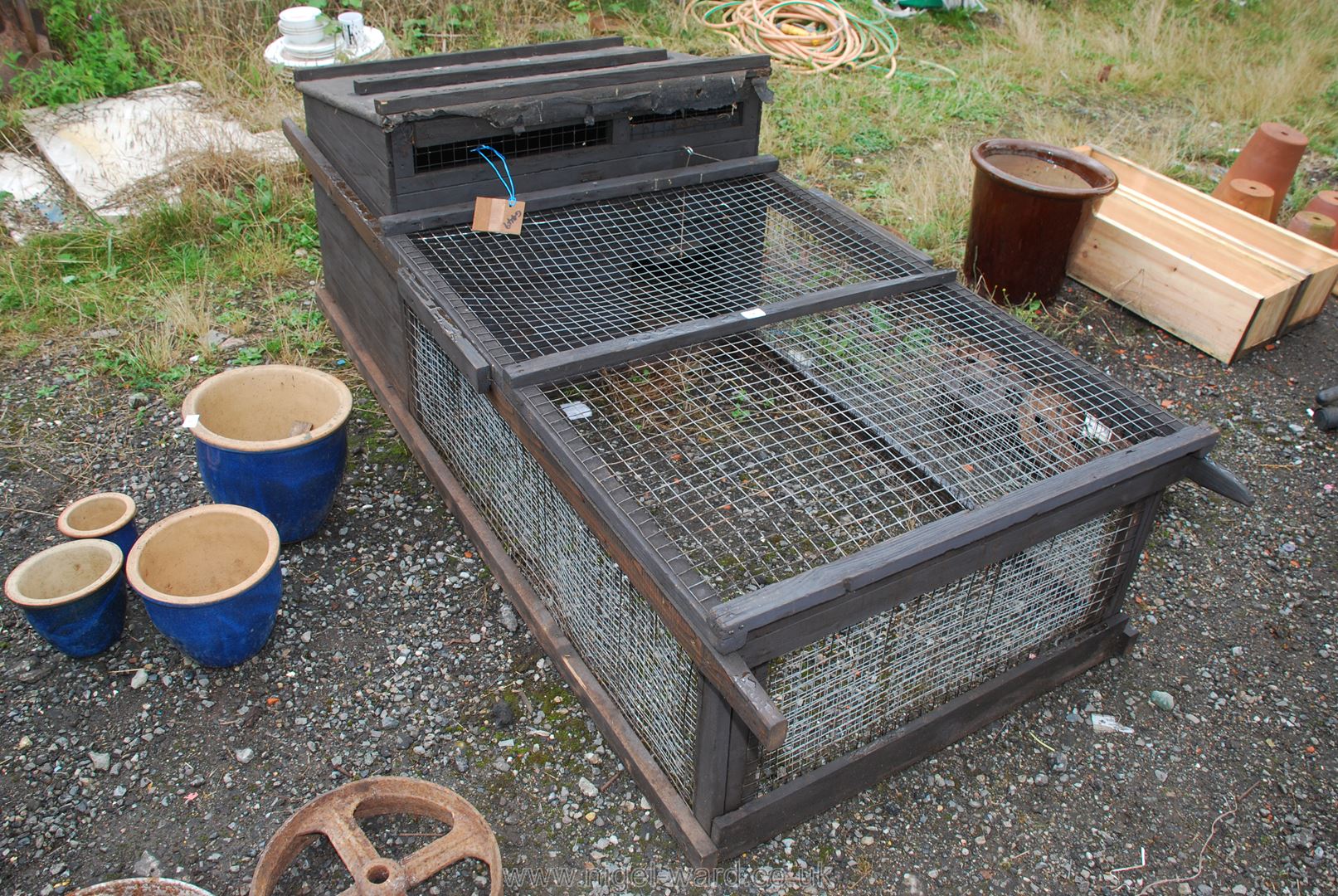 Rabbit hutch with run