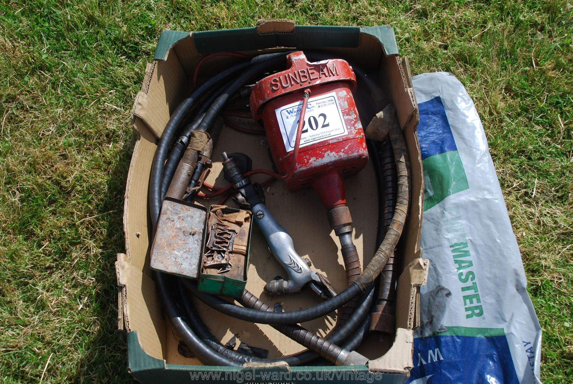 A Sunbeam 240 v electric shearing machine (working order) with combs and cutter.