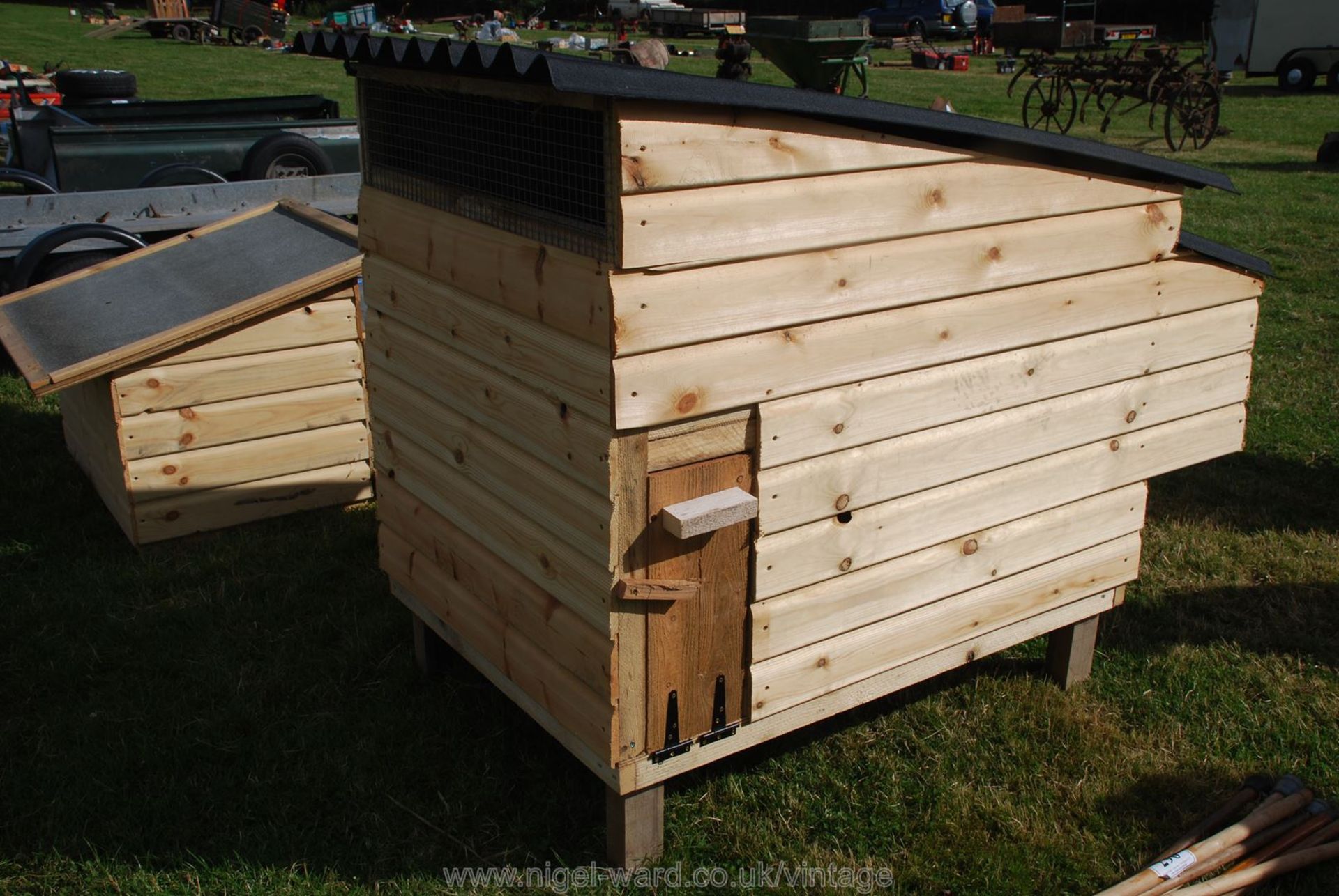 A chicken/poultry house with separate access for nesting boxes. - Image 2 of 2