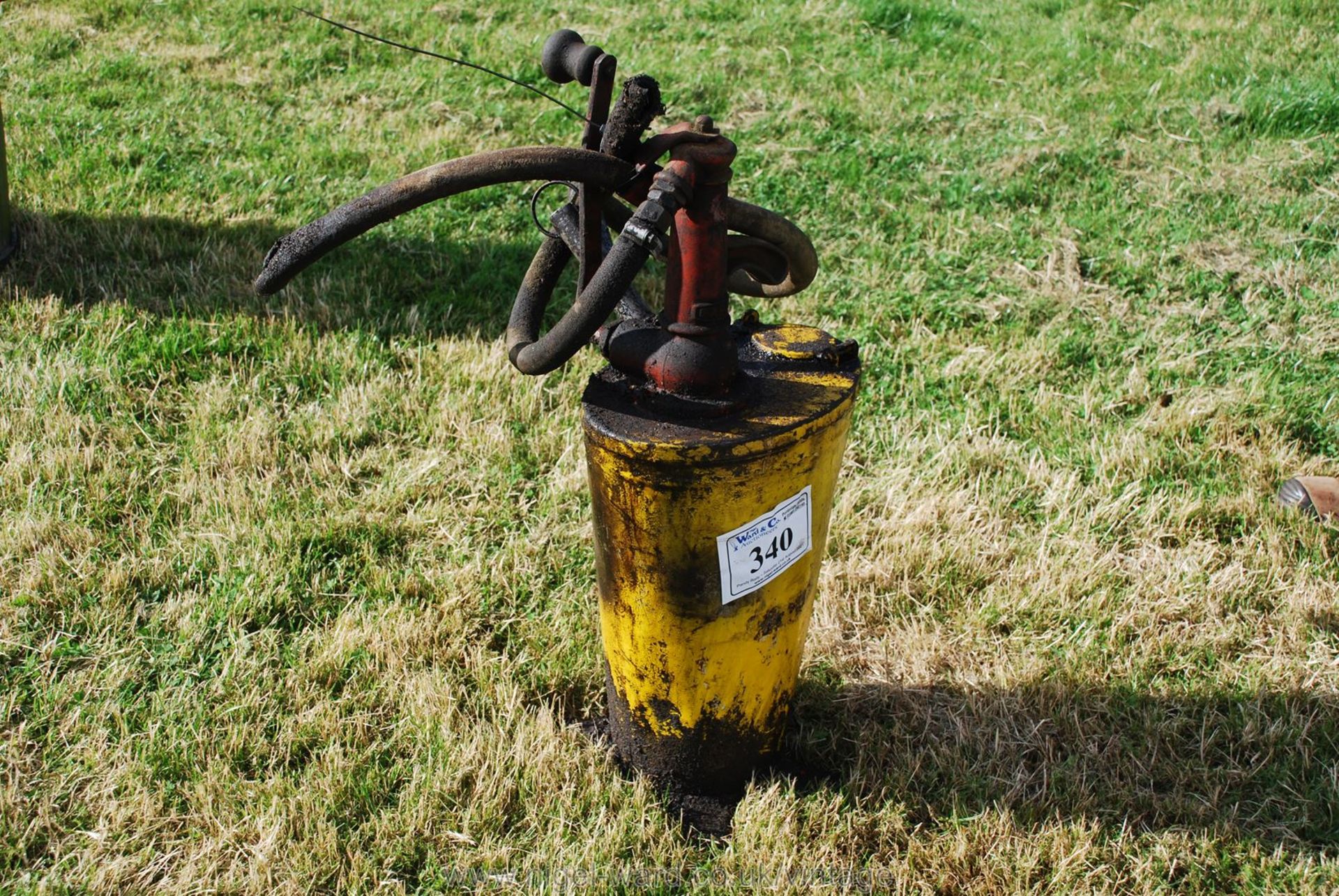 Oil dispenser pump/bucket.