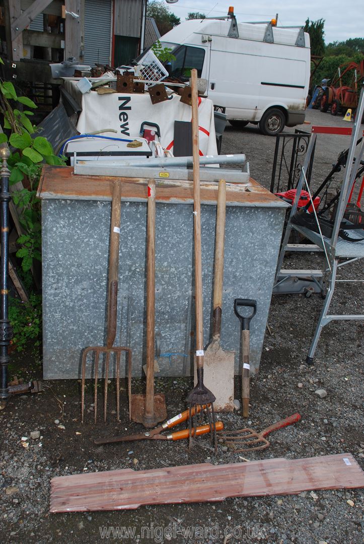 A small quantity of garden tools and a trellis, some a/f.