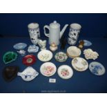 A small quantity of china including trinket dishes, Copeland coffee jug, oriental style pots,