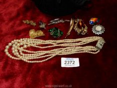 A small quantity of jewellery including costume jewellery brooches (hare, fish,