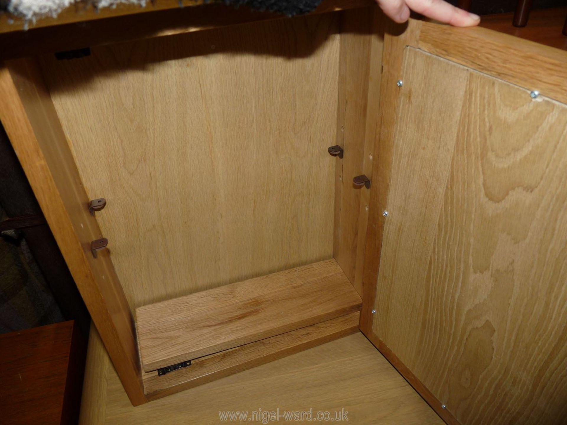 A light oak effect bathroom cabinet with mirrored door. - Image 2 of 2