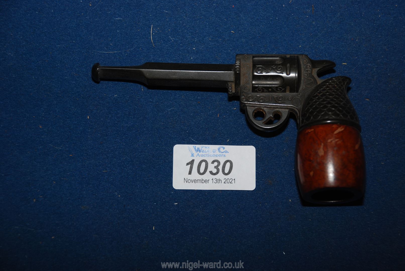 A novelty, vintage French pipe formed as a pistol made from Bakelite and briar.