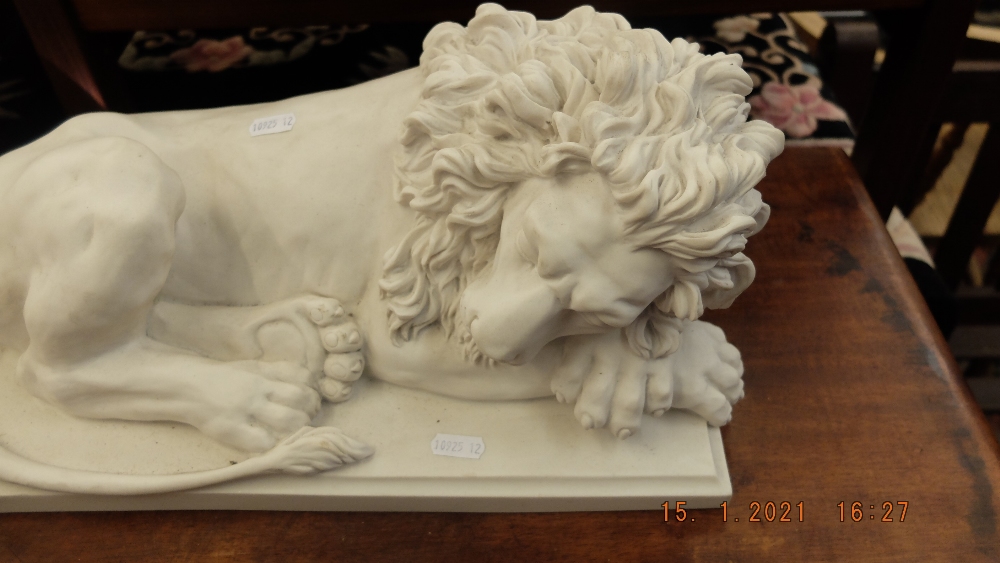 A pair of marbled laying Lions - Image 2 of 5