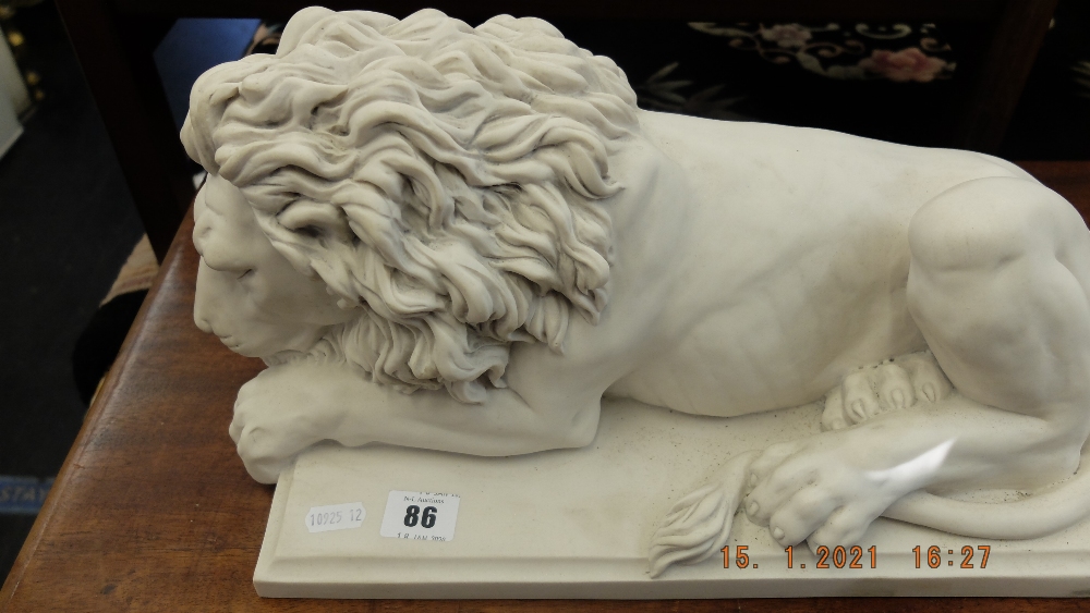 A pair of marbled laying Lions - Image 4 of 5