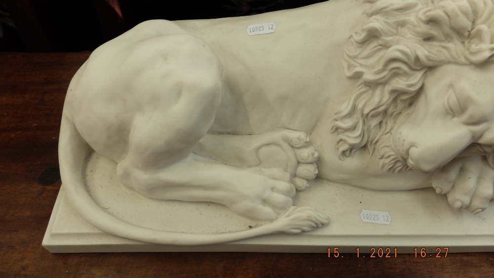 A pair of marbled laying Lions - Image 3 of 5