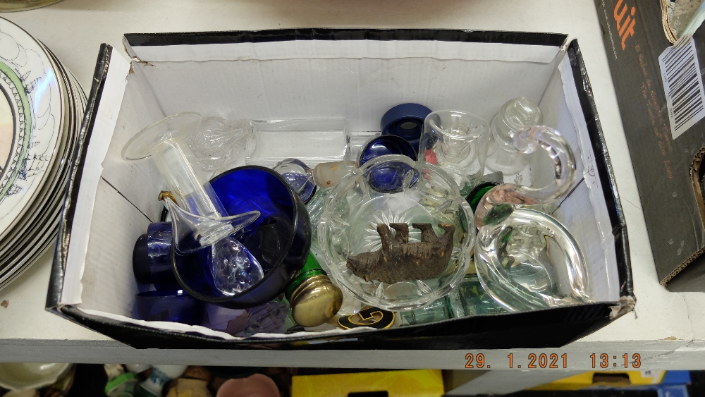 A quantity of glass items