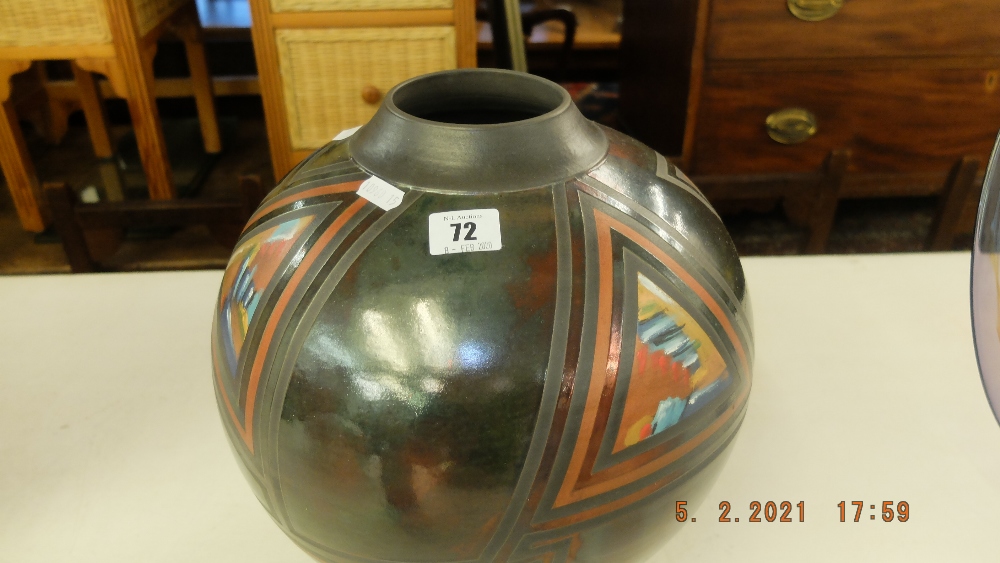 A brown art glass vase - Image 2 of 4