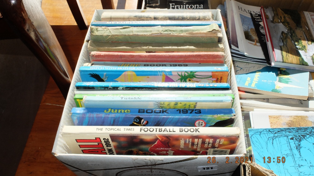 An assortment of children's annuals and racing books - Image 2 of 2
