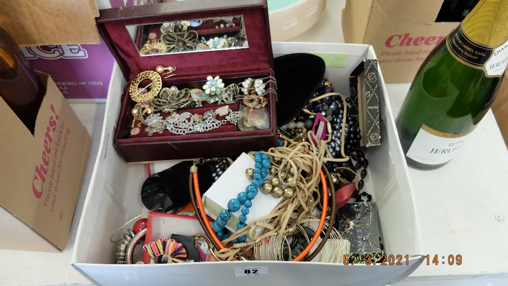 A qty of costume jewellery